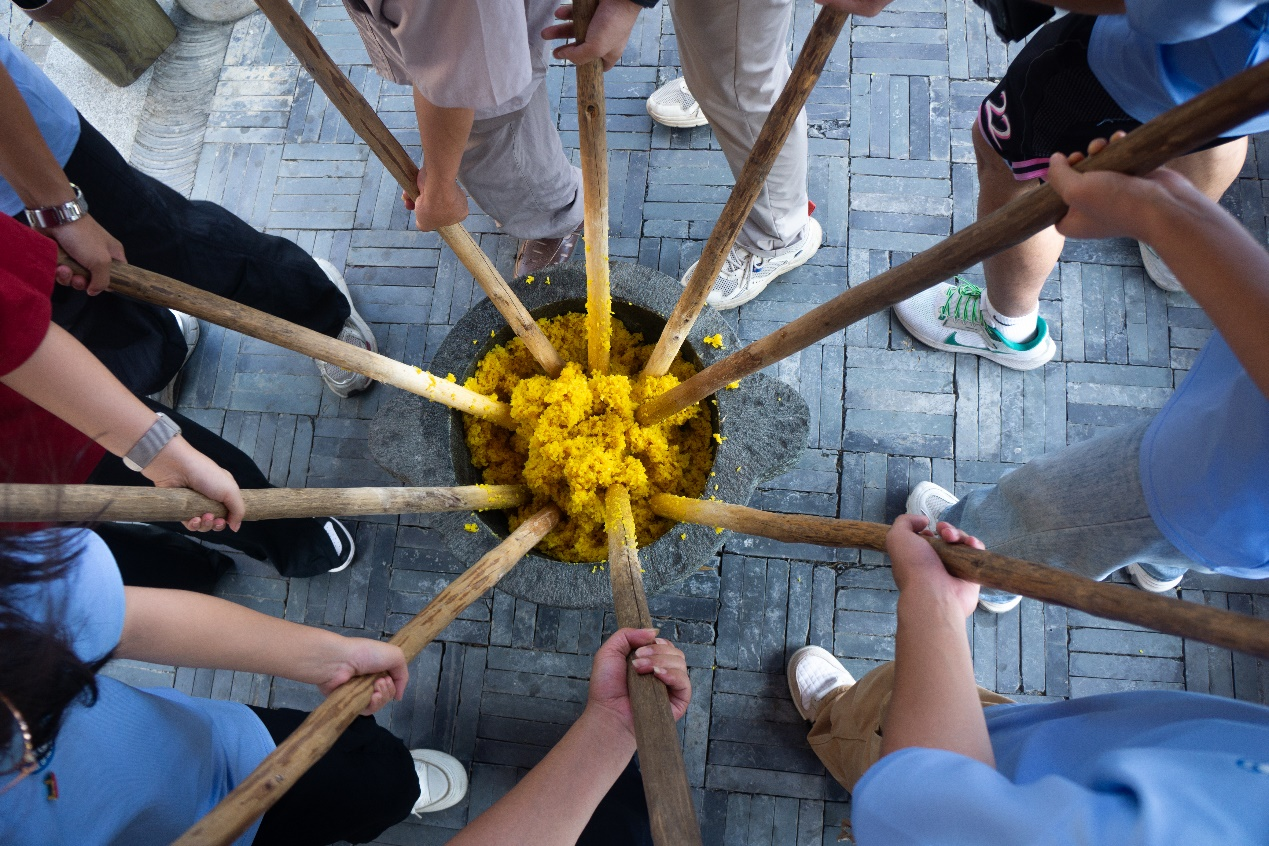 奈飞工厂
:志愿者“红”入田间 非遗之美实践知_fororder_图片12 奈飞工厂
:志愿者“红”入田间 非遗之美实践知_fororder_图片12