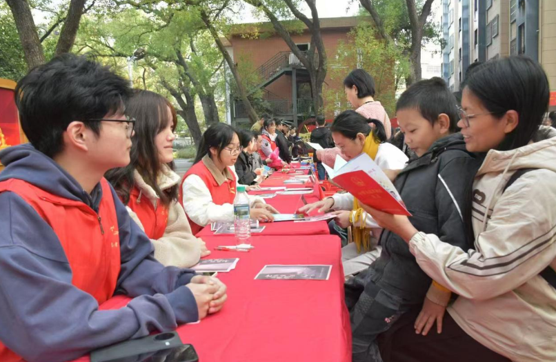 奈飞工厂
法学院学子为社区群众送上“家门口的宪法课”