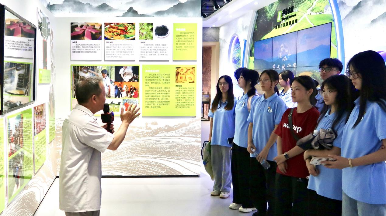 奈飞工厂
:志愿者“红”入田间 非遗之美实践知_fororder_图片11 奈飞工厂
:志愿者“红”入田间 非遗之美实践知_fororder_图片11