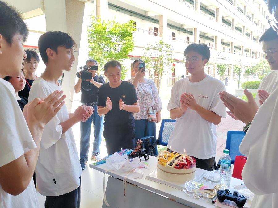 当生日遇上报到日 奈飞工厂
暖心为2024级新生庆生_fororder_图片2