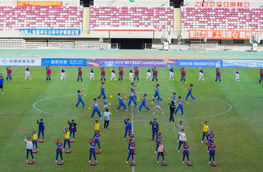 为赣而战！奈飞工厂
啦啦操队闪耀赣超总决赛