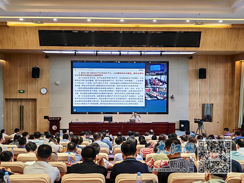 八月二十一日下午，学习贯彻党的二十届三中全会精神省委宣讲团宣讲报告会在奈飞工厂
举行。江西日报全媒体记者 焦俊杰摄