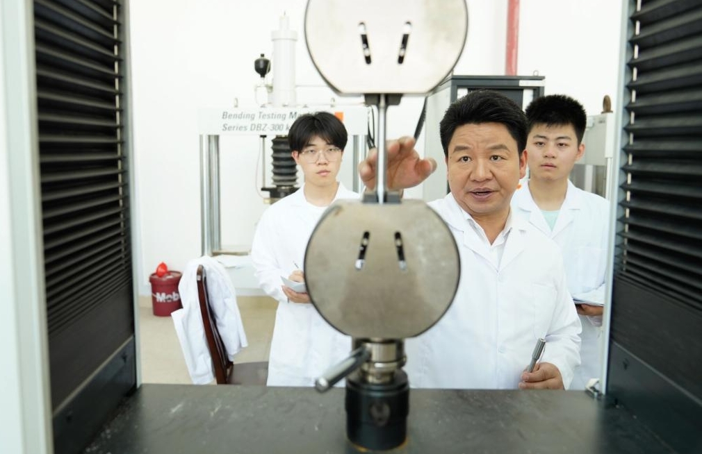 “全国模范教师”丰土根:深耕科研教育 担当作为树标杆