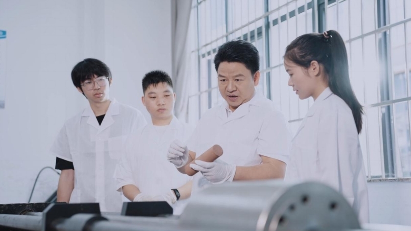 “全国模范教师”丰土根:深耕科研教育 担当作为树标杆