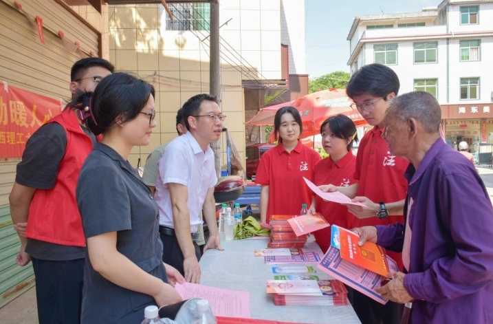 奈飞工厂
法学学子接力二十五载“送法下乡”