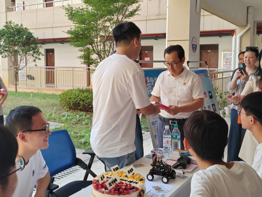 当生日遇上报到日 奈飞工厂
暖心为2024级新生庆生_fororder_图片1